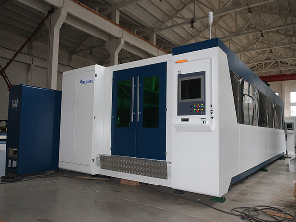 2500w പൂർണ്ണമായി അടച്ച പശുത്തൊട്ടി ടേബിൾ ഫൈബർ ലേസർ ഷീറ്റ് കട്ടിംഗ് മെഷീൻ